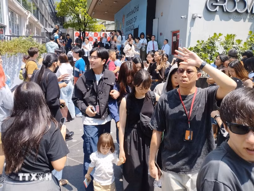 Người dân sơ tán ra bên ngoài các tòa nhà tại Bangkok, Thái Lan, sau trận động đất ở Myanmar ngày 28/3. (Ảnh: THX/TTXVN)