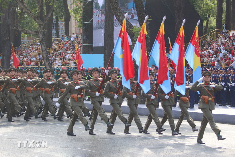 Ngày 30/4 trời nắng đẹp, thuận lợi cho người dân thưởng ngoạn Lễ diễu hành, diễu binh mừng Đại lễ 30/4. (Ảnh: Thanh Vũ/TTXVN)