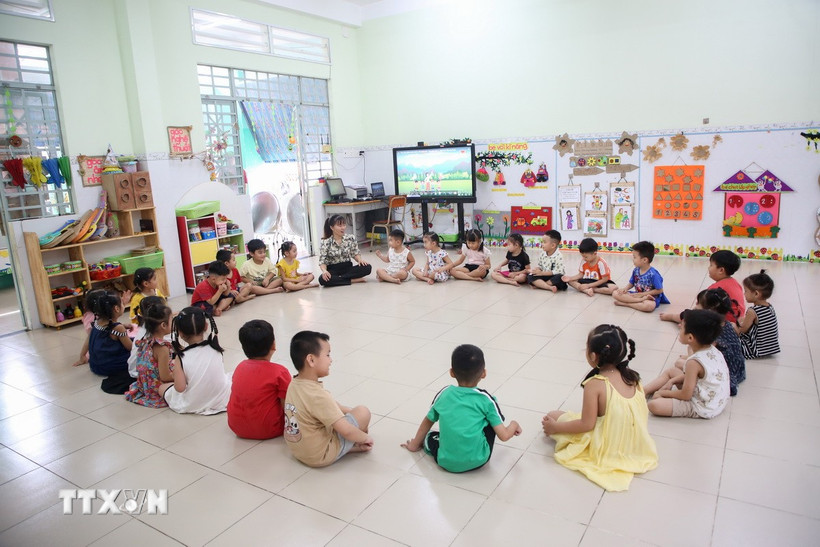 Một buổi học của các em học sinh mầm non. (Ảnh: Giang Phương/TTXVN)