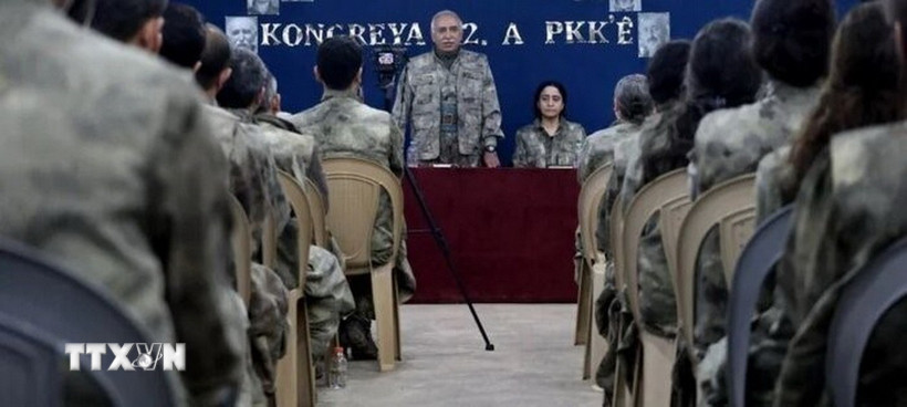 Thủ lĩnh Đảng Công nhân người Kurd (PKK) Abdullah Ocalan (giữa) cùng các thành viên đảng Dân chủ và Công bằng (DEM) tuyên bố ngừng bắn với Thổ Nhĩ Kỳ, ngày 27/2. (Ảnh: REUTERS/TTXVN)