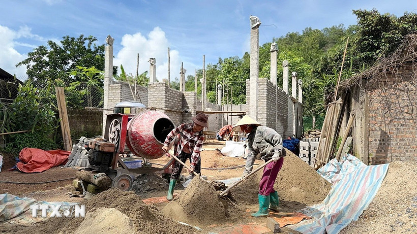 Xóa nhà tạm, nhà dột nát tại tổ 9, xã Na Rì, Thái Nguyên. (Ảnh: Vũ Hoàng Giang/TTXVN)