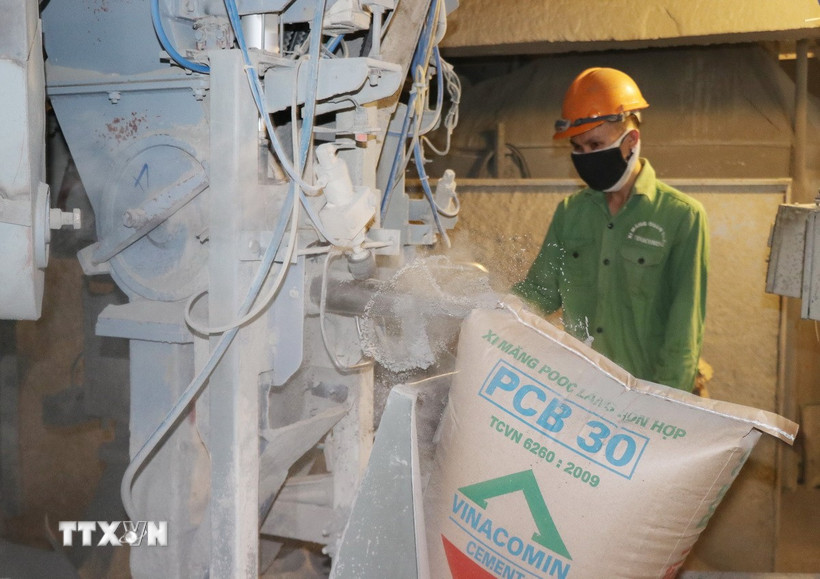 Sản xuất ximăng tại Công ty Cổ phần ximăng Quán Triều VVMI. (Ảnh: Hoàng Nguyên/TTXVN