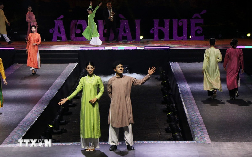 Đêm hội áo dài Huế kể về hành trình của chiếc áo dài - biểu tượng văn hóa của người Việt. (Ảnh: Tường Vi/TTXVN)
