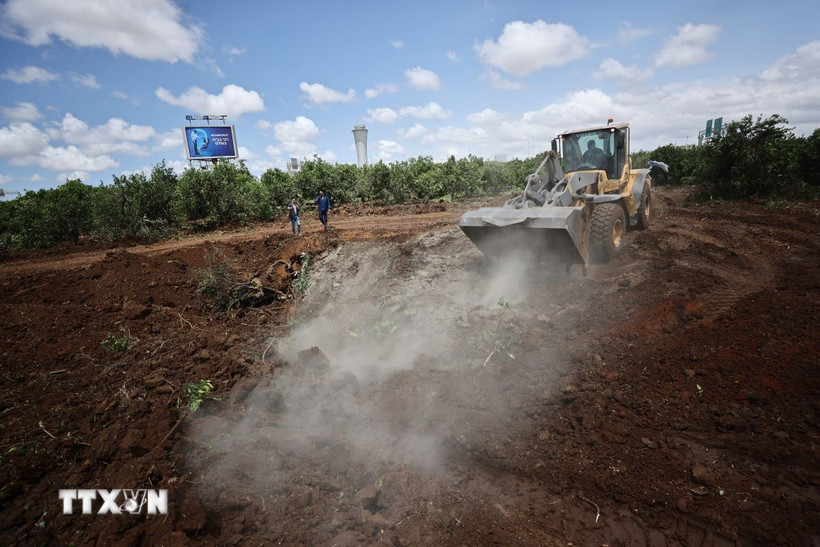 Hiện trường vụ tấn công tên lửa của Houthi gần khu vực sân bay quốc tế Ben Gurion ở Tel Aviv, Israel ngày 4/5. (Ảnh: THX/TTXVN)