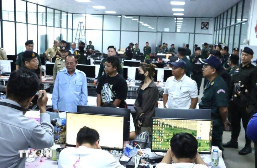 Lực lượng chức năng tỉnh Kratie đột kích một địa điểm tại huyện Snuol được sử dụng làm trung tâm lừa đảo trực tuyến trên địa bàn, bắt giữ hơn 300 người nước ngoài. (Ảnh: AKP/TTXVN phát)