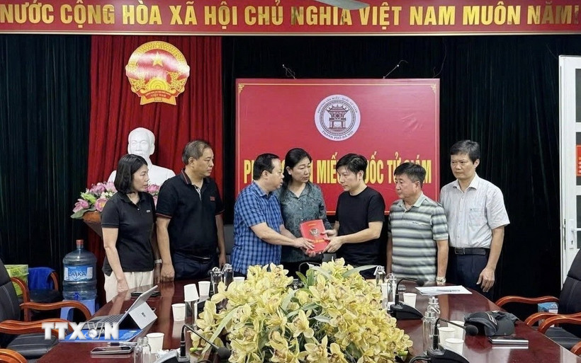 Lãnh đạo Ủy ban Mặt trận Tổ quốc Việt Nam thành phố Hà Nội thăm hỏi, động viên và trao hỗ trợ cho gia đình nạn nhân. (Ảnh: Minh Nghĩa/TTXVN)