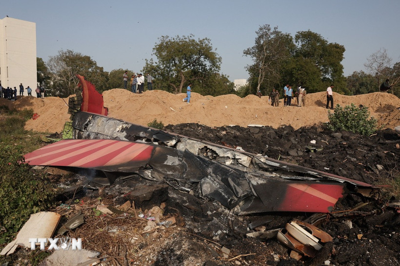 Mảnh vỡ máy bay của Hãng hàng không Air India tại hiện trường tai nạn ở thành phố Ahmedabad, bang Gujarat (Ấn Độ) ngày 12/6. (Ảnh: ANI/TTXVN)