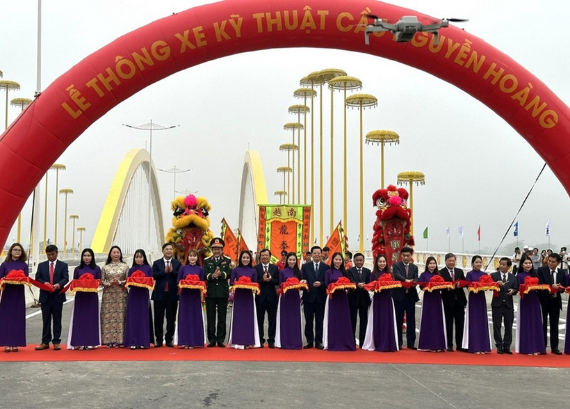 Các đại biểu cắt băng thông xe kỹ thuật cầu Nguyễn Hoàng. (Nguồn: Báo Huế ngày nay)