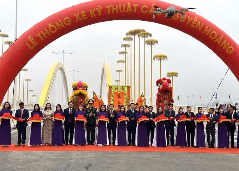 Các đại biểu cắt băng thông xe kỹ thuật cầu Nguyễn Hoàng. (Nguồn: Báo Huế ngày nay)