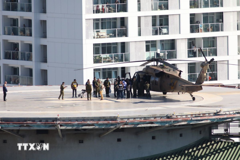 Trực thăng chở con tin Israel được Hamas trả tự do về tới Tel Aviv, Israel ngày 1/2. (Ảnh: THX/TTXVN)