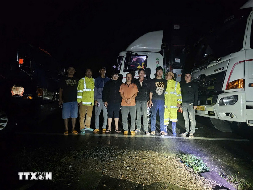 Những lái xe được lực lượng Cảnh sát Giao thông giải cứu sau 2 ngày mắc kẹt trên đèo Khánh Lê. (Ảnh: TTXVN phát)