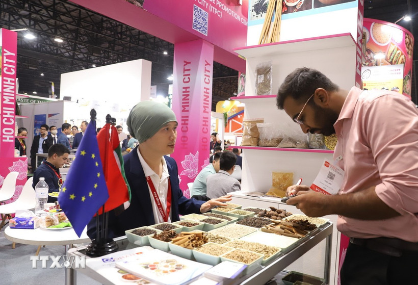 Khách hàng quốc tế tìm hiểu thông tin về các loại gia vị Việt Nam tại hội chợ. (Ảnh: Đỗ Sinh/TTXVN)