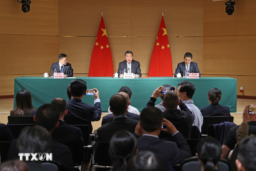 Phó Thủ tướng Trung Quốc Hà Lập Phong (giữa) trong cuộc họp báo về đàm phán thương mại cấp cao Mỹ-Trung tại Geneva, Thuỵ Sĩ. (Ảnh: THX/TTXVN)