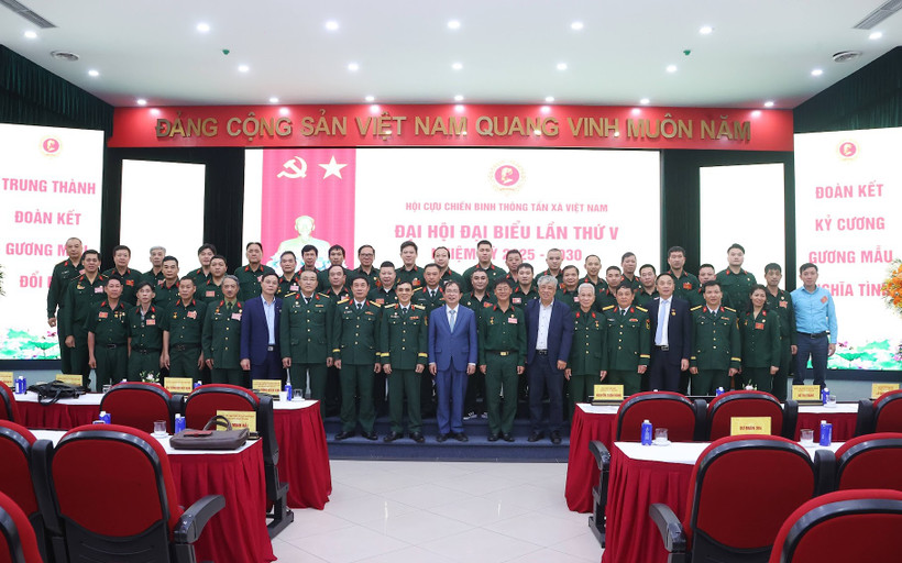 Phó Tổng giám đốc TTXVN Nguyễn Tuấn Hùng, Thiếu tướng Hồ Bá Vinh, Ủy viên Ban Thường vụ, Phó trưởng ban Công tác CCB Hội Cựu chiến binh Việt Nam, các nguyên lãnh đạo TTXVN và các đại biểu tại Đại hội Hội Cựu chiến binh TTXVN lần thứ V, nhiệm kỳ 2025-2030. (Ảnh: TTXVN)