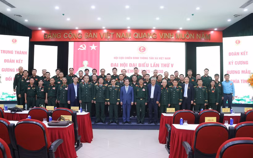 Phó Tổng giám đốc TTXVN Nguyễn Tuấn Hùng, Thiếu tướng Hồ Bá Vinh, Ủy viên Ban Thường vụ, Phó trưởng ban Công tác CCB Hội Cựu chiến binh Việt Nam, các nguyên lãnh đạo TTXVN và các đại biểu tại Đại hội Hội Cựu chiến binh TTXVN lần thứ V, nhiệm kỳ 2025-2030. (Ảnh: TTXVN)
