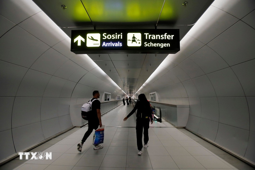 Biển chỉ hướng cho du khách đi vào khu vực Schengen tại sân bay quốc tế Henri Coanda, gần Bucharest, Romania. (Ảnh: THX/TTXVN)