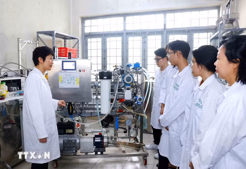 Phó Giáo sư-Tiến sỹ Nguyễn Minh Tân - nhà khoa học nữ nhận Giải thưởng Kovalevskaia năm 2024 - hướng dẫn sinh viên về hệ thống xử lý nước thải bằng công nghệ màng. (Ảnh: Phương Hoa/TTXVN)
