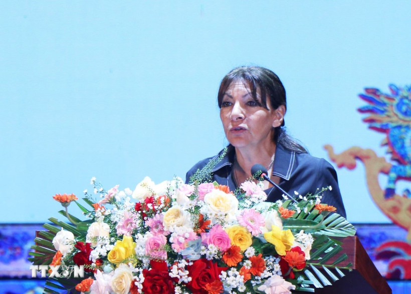 Bà Anne Hidalgo, Thị trưởng Paris, Chủ tịch Hiệp hội quốc tế các thị trưởng nói tiếng Pháp AIMF phát biểu tại hội nghị. (Ảnh: Mai Trang/TTXVN)