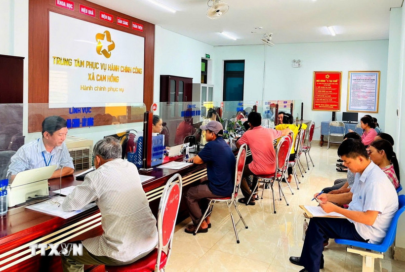 Trung tâm phục vụ hành chính công xã Cam Hồng (Quảng Trị) từng bước khẳng định vai trò “cầu nối hiệu quả” giữa chính quyền và nhân dân. (Ảnh: Võ Dung/TTXVN)