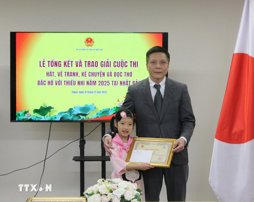 Bé Kim Trà My nhận Giấy khen từ lãnh đạo Đại sứ quán Việt Nam tại Nhật Bản. (Ảnh: Phạm Tuân/TTXVN)