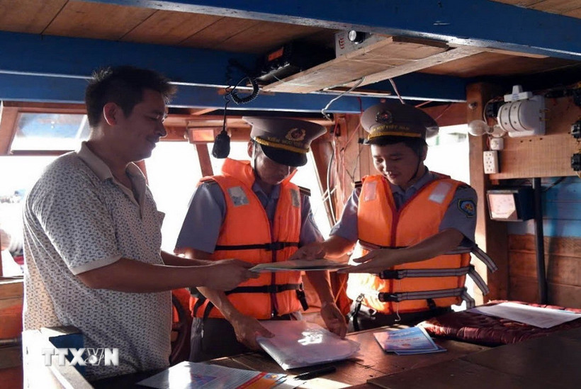 Cán bộ chi đội Kiểm ngư số 3 kiểm tra tàu cá hoạt động trên biển miền Trung. (Ảnh: TTXVN phát)