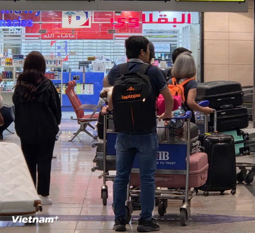 Đoàn công dân Việt Nam vào sân bay ở Cairo (Ai Cập) để về nước. (Ảnh: Đại sứ quán Việt Nam tại Israel cung cấp)