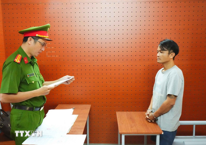 Công an phường Ninh Kiều tống đạt Quyết định khởi tố bị can của Cơ quan Cảnh sát Điều tra đối với Châu Hoàng Hương. (Ảnh: TTXVN phát)