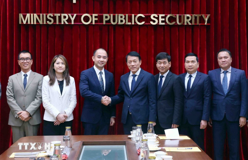 Bộ trưởng Bộ Công an Lương Tam Quang tiếp ông Choo Pin Ang. (Ảnh: Phạm Kiên/TTXVN)