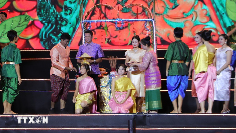 Tiết mục tái hiện Lễ Cúng trăng của đồng bào Khmer tại chương trình. (Ảnh: Hồng Thái/TTXVN)