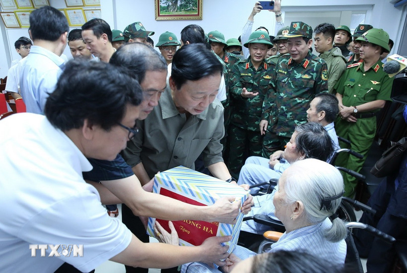 Phó Thủ tướng Trần Hồng Hà thăm, tặng quà người bệnh ở Bệnh viện Phục hồi chức năng. (Ảnh: Võ Dũng/TTXVN)