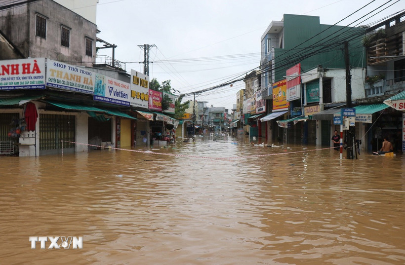 Nước lũ sông Trà Bồng gây ngập sâu khu dân cư trên Quốc lộ 1A xã Bình Sơn, tỉnh Quảng Ngãi ngày 30/10. (Ảnh: Phạm Cường/TTXVN)