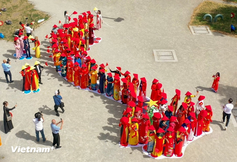 Màn xếp hình bản đồ hình chữ S của Liên hiệp hội Phụ nữ Việt Nam tại Đức. (Ảnh: Phương Hoa/Vietnam+)