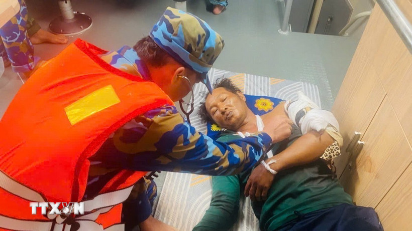 Cán bộ quân y Hải đội Biên phòng 2 tiến hành cấp cứu nạn nhân. (Ảnh: TTXVN phát)