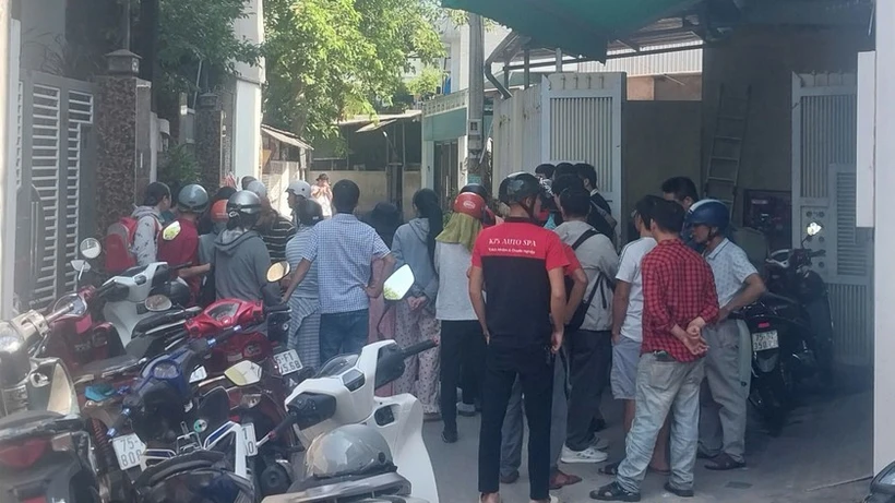 Người dân bàng hoàng sau vụ án mạng nghiêm trọng xảy ra. (Nguồn: Báo Pháp luật) Người dân bàng hoàng sau vụ án mạng nghiêm trọng xảy ra. (Nguồn: Báo Pháp luật)