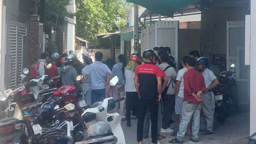 Người dân bàng hoàng sau vụ án mạng nghiêm trọng xảy ra. (Nguồn: Báo Pháp luật)