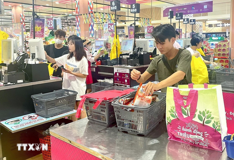 Khách hàng mua sắm không sử dụng túi nylon tại AEON Long Biên. (Ảnh: TTXVN phát)