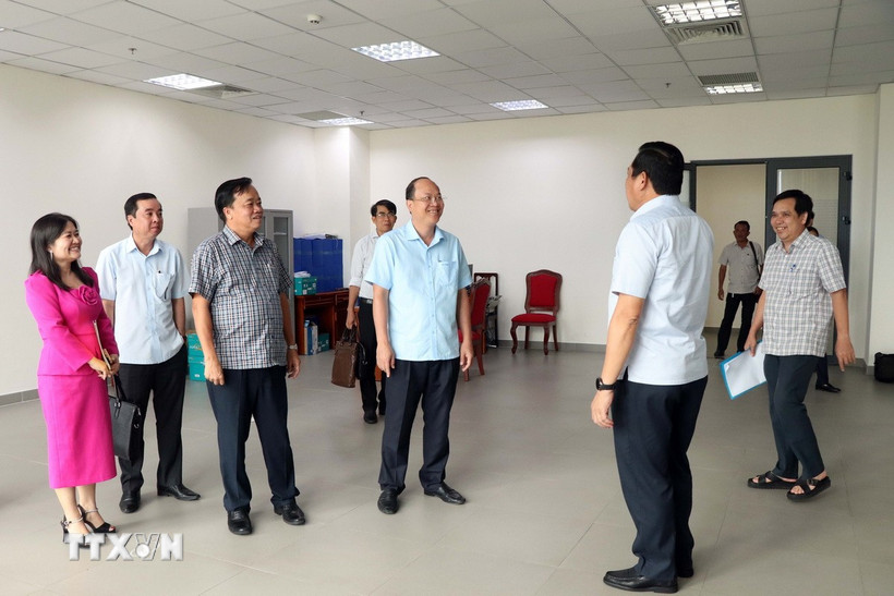Lãnh đạo tỉnh Bạc Liêu và Cà Mau khảo sát thực tế trụ sở, nơi làm việc bố trí cho cán bộ, công chức sau hợp nhất. (Ảnh: Kim Há/TTXVN)