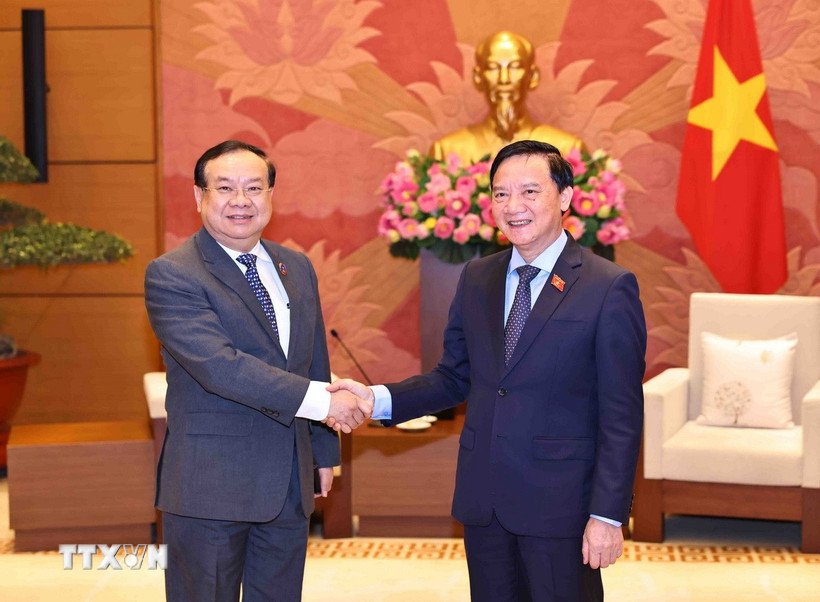 Phó Chủ tịch Quốc hội Nguyễn Khắc Định tiếp Chủ nhiệm Ủy ban Đối ngoại của Quốc hội Lào Sanya Praseuth. (Ảnh: Minh Đức/TTXVN)