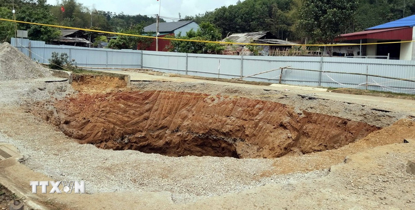 Tại vị trí hố sụt tại Km80+050 Quốc lộ 3B đã cơ quan chức năng tỉnh Bắc Kạn quây kín tôn để đảm bảo an toàn cho người và vật nuôi... (Ảnh: Nguyễn Công Hải/TTXVN)