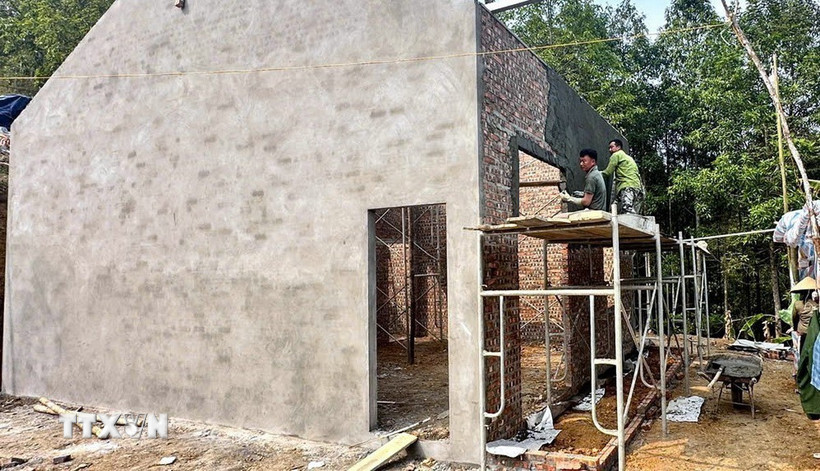 Xóa nhà tạm tại xã Nghiên Loan, huyện Pác Nặm, Bắc Kạn. (Ảnh: Nguyễn Công Hải/TTXVN)