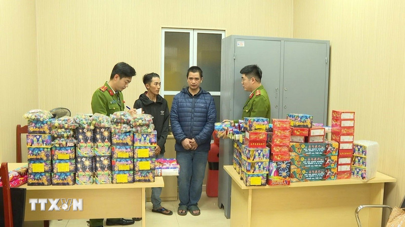 Các đối tượng cùng tang vật của vụ án. (Ảnh: TTXVN phát)