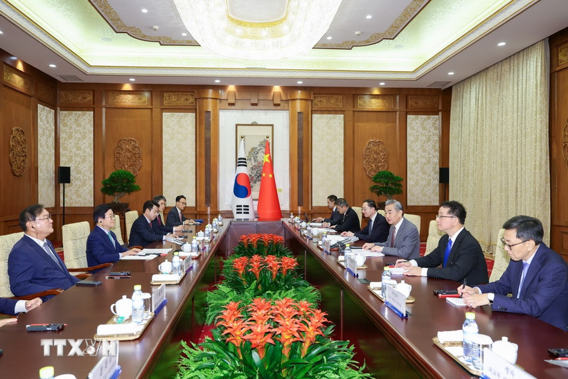 Bộ trưởng Ngoại giao Trung Quốc Vương Nghị (thứ 3, phải) tiếp ông Park Byeong Seug, Đặc phái viên của Tổng thống Hàn Quốc Lee Jae Myung (thứ 2, trái). (Ảnh: THX/TTXVN)