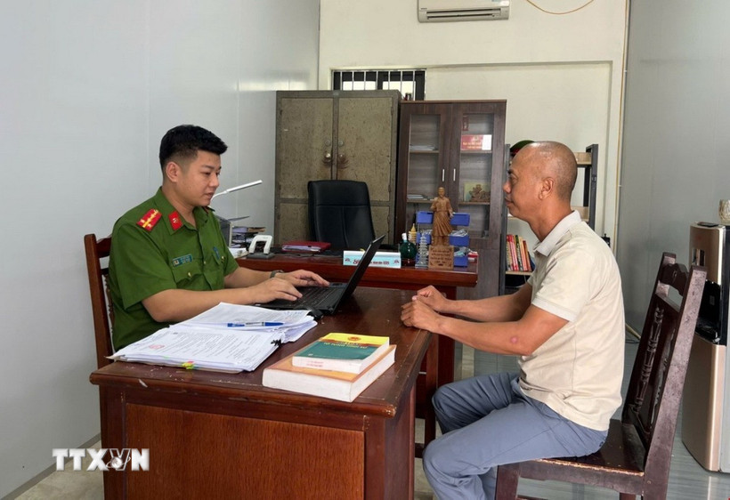 Đối tượng tại cơ quan điều tra. (Ảnh: TTXVN phát)