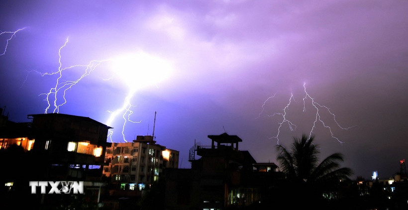 Những tia sét trên bầu trời tại Guwahati, Ấn Độ. (Ảnh: AFP/TTXVN)