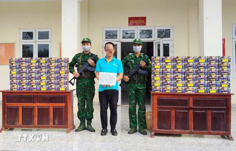 Đối tượng N.Đ.H và tang vật. (Ảnh: Đậu Tất Thành/TTXVN)