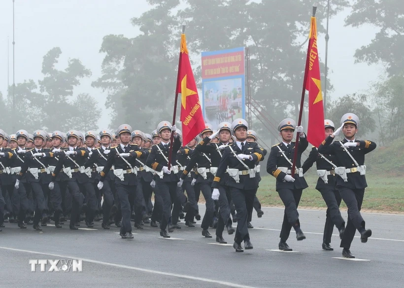 Khối sỹ quan hải quân tham gia hợp luyện. (Ảnh: Trọng Đức/TTXVN)