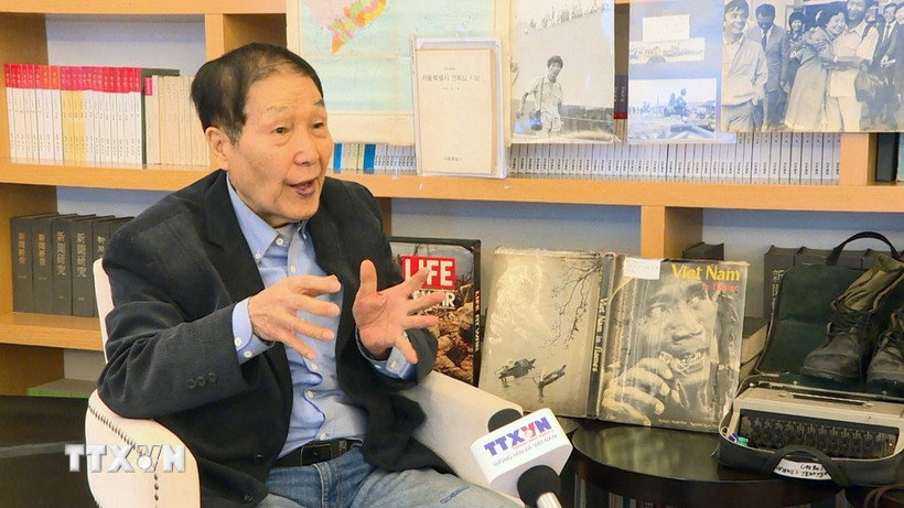 Ông Ahn Byung Chan, cựu phóng viên báo Habkuk Ilbo, chia sẻ với phóng viên TTXVN tại Hàn Quốc. (Ảnh: Trường Giang/TTXVN)