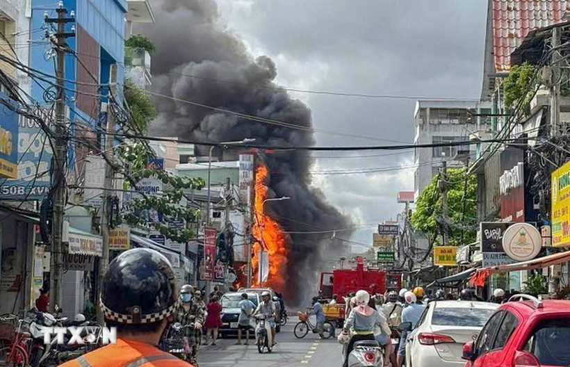 Vụ cháy cửa hàng điện thoại trên đường Xô Viết Nghệ Tĩnh, phường Ninh Kiều, thành phố Cần Thơ sáng 10/7. (Ảnh: TTXVN phát)