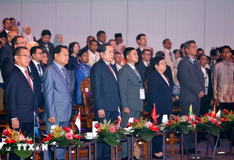 Chủ tịch Quốc hội Trần Thanh Mẫn và đại biểu thực hiện nghi thức tại Lễ khai mạc Đại hội đồng AIPA-46. (Ảnh: Doãn Tấn/TTXVN)