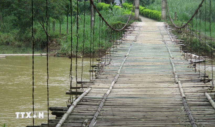 Cây cầu treo nối giữa thôn 3 và thôn Chiềng Long, xã Ban Công, huyện miền núi Bá Thước, Thanh Hóa, trải qua 15 năm sử dụng đã xuống cấp. (Ảnh: Nguyễn Nam/TTXVN)